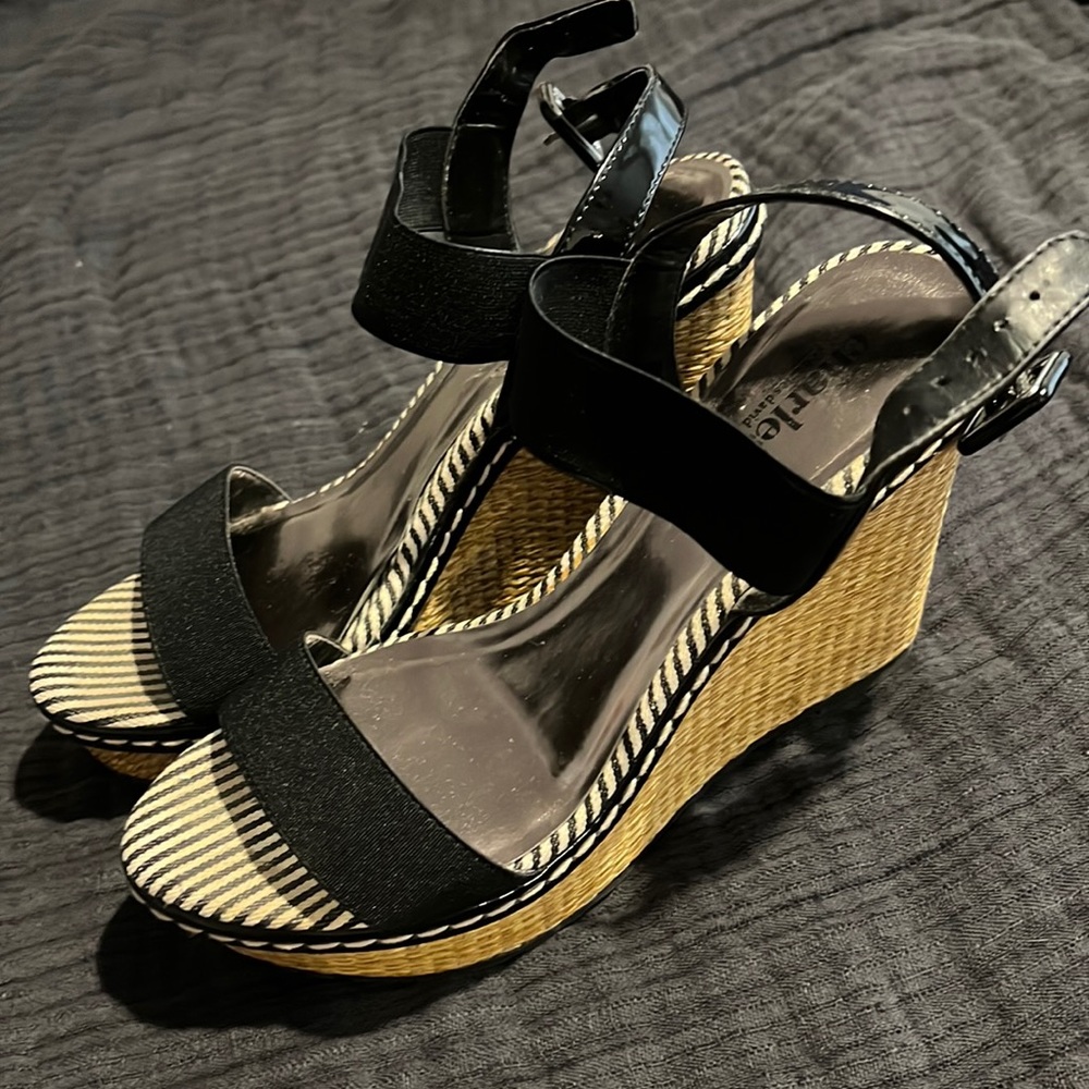 Charles by Charles David straw weave espadrille wedges sz 9. EUC